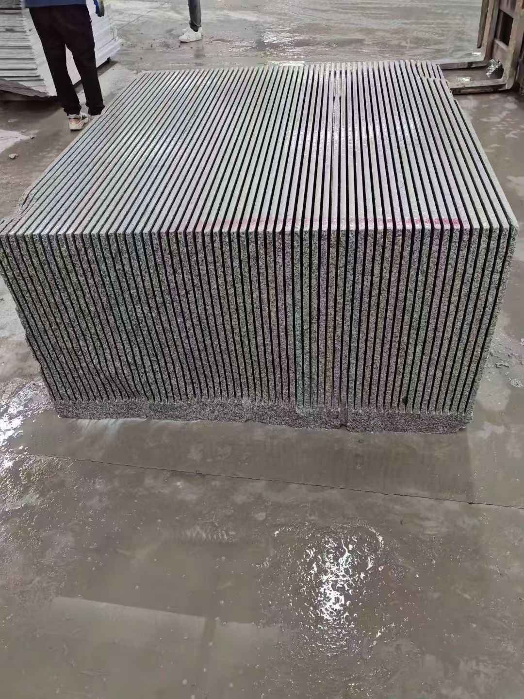 马鞍山芝麻白毛板荒料切割